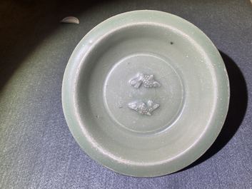 Une coupe en porcelaine de Chine c&eacute;ladon de Longquan &agrave; d&eacute;cor de 'deux poissons', Song